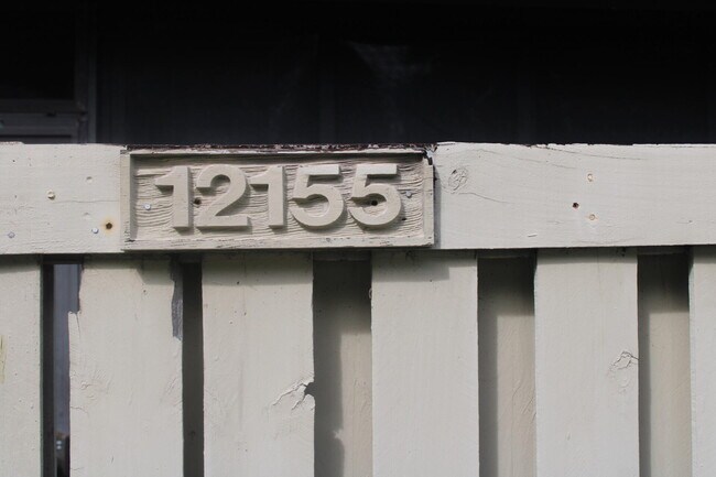 Foto del edificio - 12155 Regal Ct W