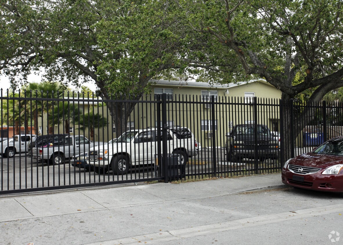 Foto del exterior - 5521 NE Miami Ct