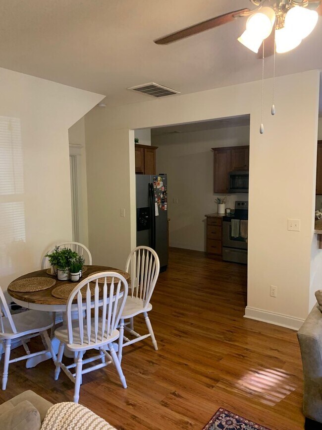 Foto del edificio - Four Bedroom Near Downtown Available for Pre-Lease!