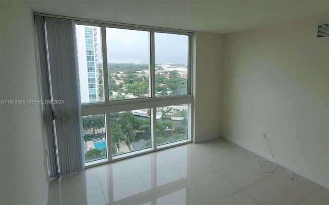 Foto del edificio - 1861 NW S River Dr