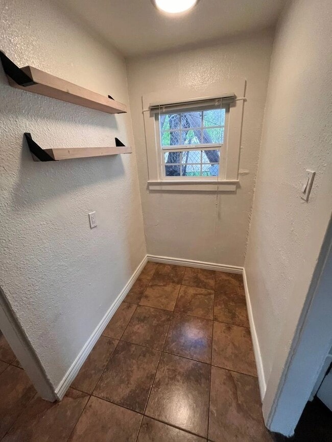 Building Photo - 1306 W Sunset Blvd