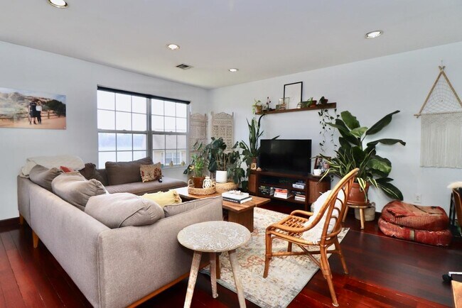 Foto del edificio - 64 Bergen Ridge Rd