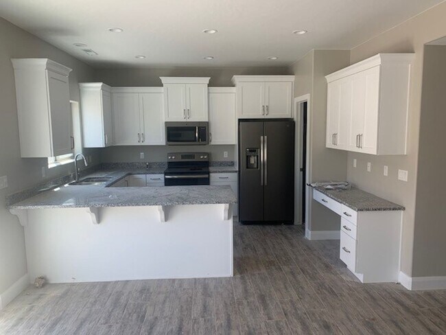 Foto del edificio - Gorgeous Townhome!  End Unit.