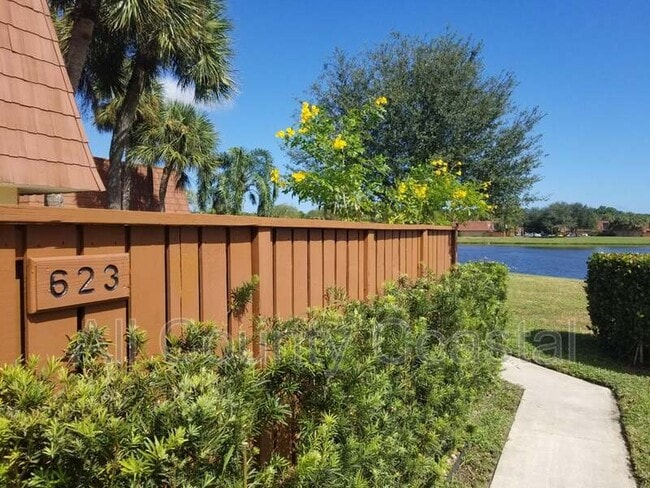 Building Photo - 623 Buttonwood Ln