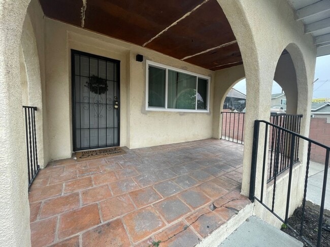 Building Photo - Beautifully Upgraded 3bed 2 bath Front House