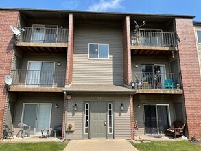 Building Photo - 727 Elm Ln