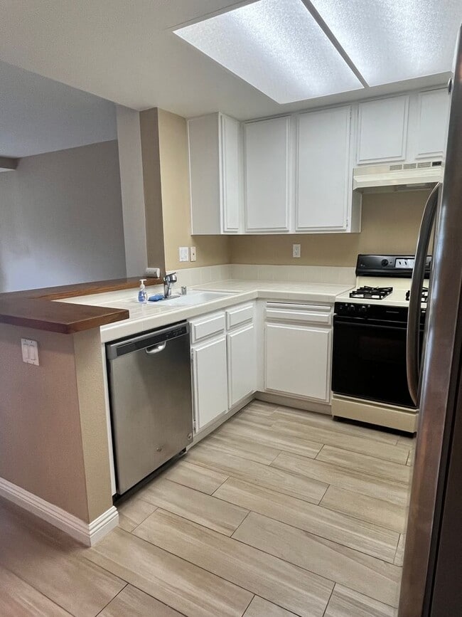Building Photo - Ground Floor Condo - Available For Lease!