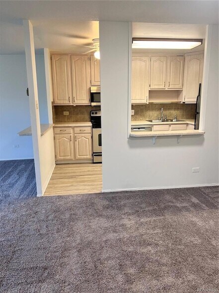 Foto del edificio - 9655 E Center Ave