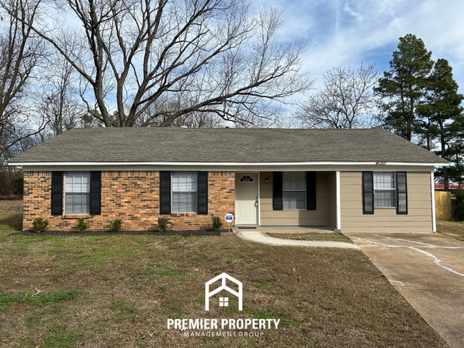 Newly Renovated 3BR/2BA Southaven Home with Hardwood Floors & Fenced Yard - Newly Renovated 3BR/2BA Southaven Home with Hardwood Floors & Fenced Yard