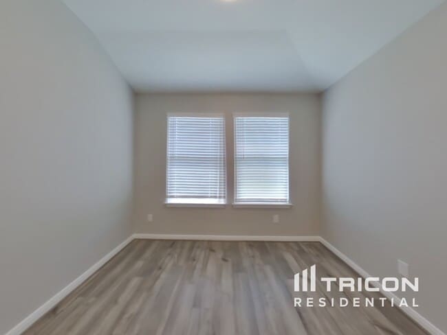 Foto del edificio - 13530 Paxton Blvd