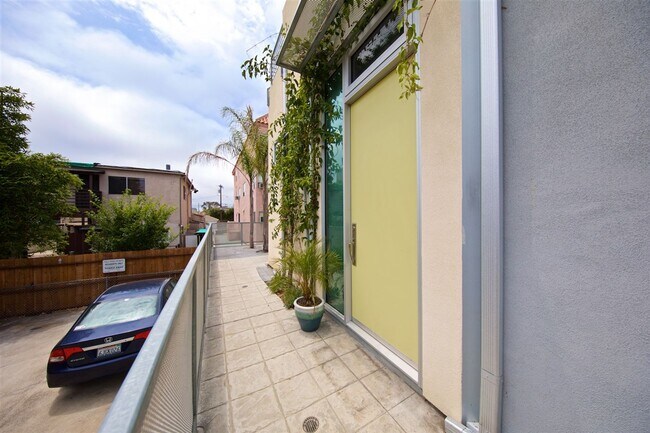 Foto del edificio - Beautiful 2-Bedroom Townhome in Hillcrest with Private Balconies & Attached Garage