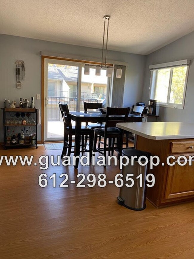 Building Photo - End Unit Townhouse Available June 1, Open ...