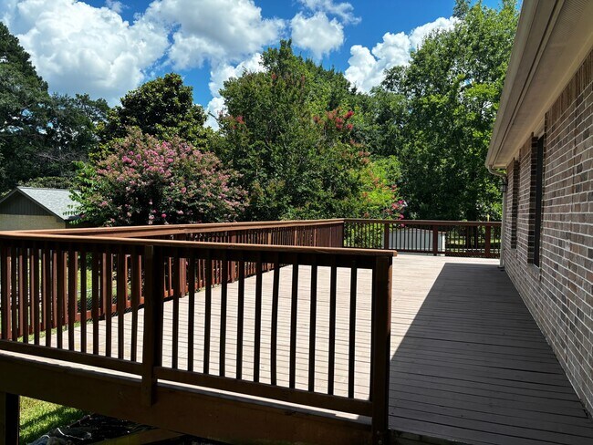 Foto del edificio - Beautiful 3 bedroom in Forest Hills