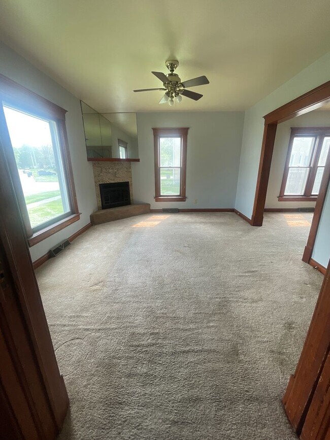 Building Photo - 3 bedroom 1.5 bath house!