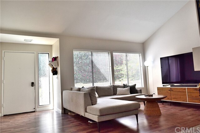 Building Photo - 35 Navarre