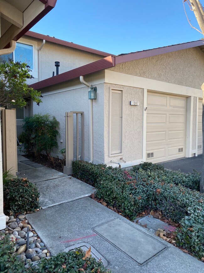 Building Photo - 1387 Pinehurst Sq