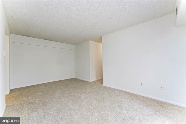 Building Photo - 3207 Valley Dr