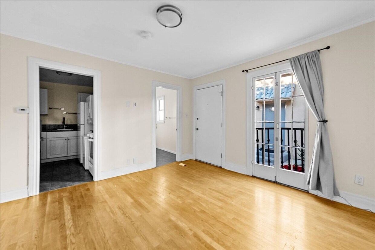 Primary Photo - 320 Columbia Ave 1/4-324