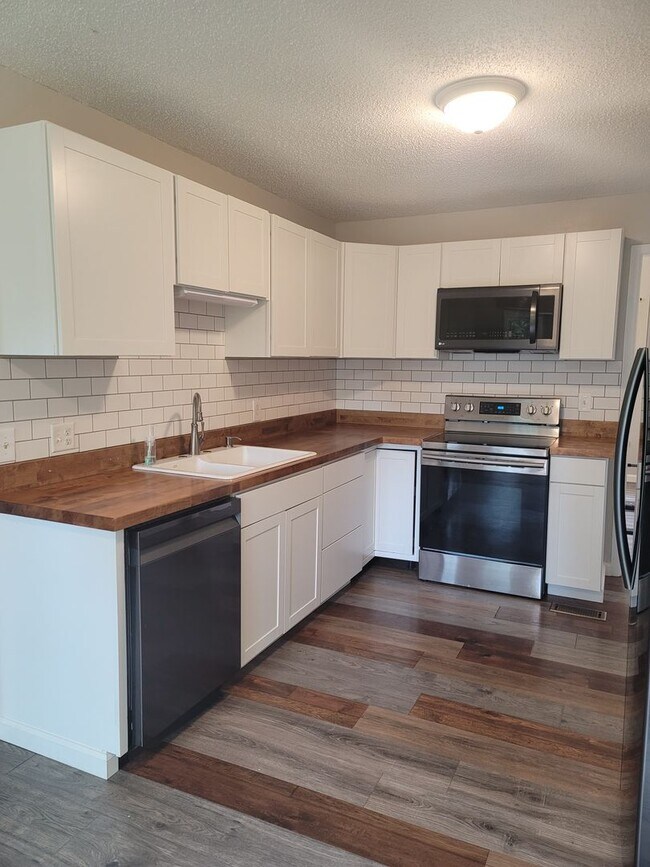 Foto del edificio - Fully Renovated 3 Br/ 2 Ba Home Located Mi...