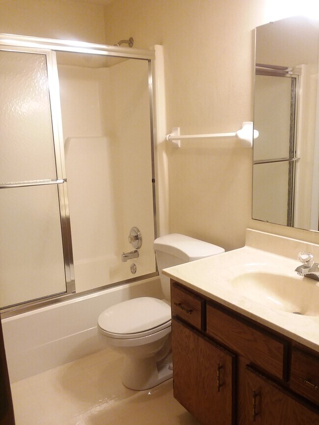 Baño completo con armario para ropa blanca - 9507 Centerbrook Ct