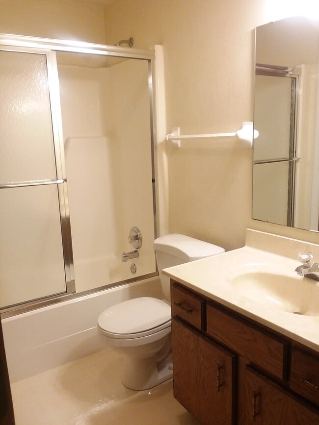 Full bathroom with linen closet - 9507 Centerbrook Ct