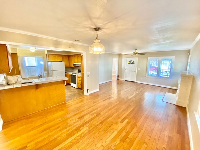 Foto del edificio - Adorable Home in Mid-town Sacramento!