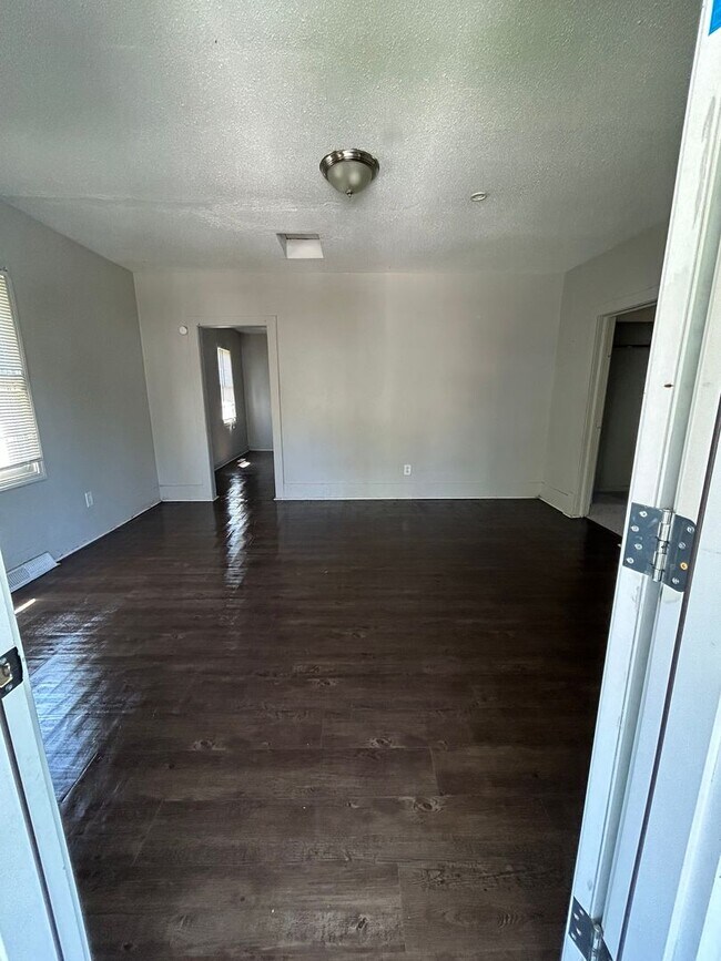 Foto del edificio - 3 bed 1 bath