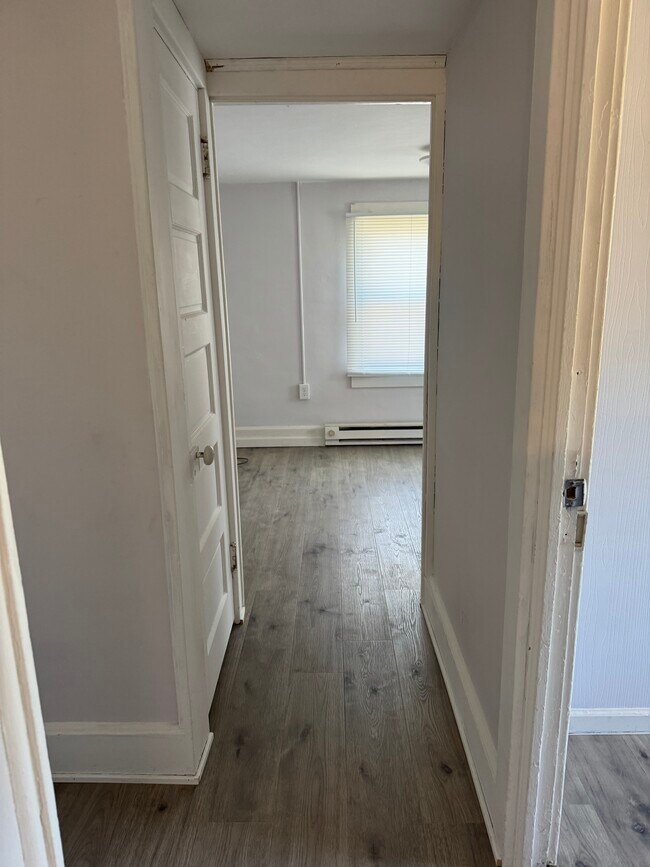 Pasillo - 351 Lyons Ave