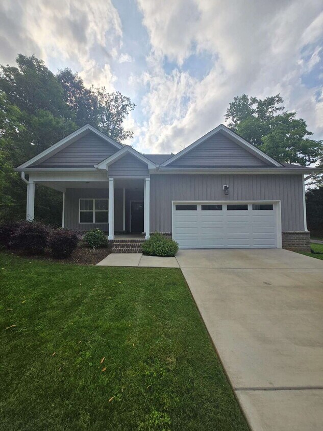 Primary Photo - Charming 3-Bedroom Retreat Near Hamilton P...