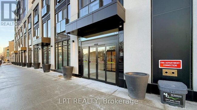 Building Photo - 801 The Queensway