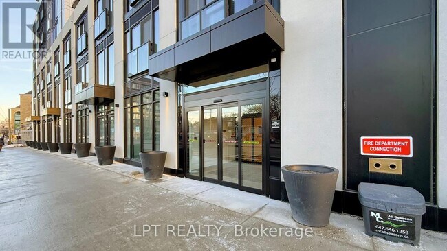 Photo du bâtiment - 801 The Queensway