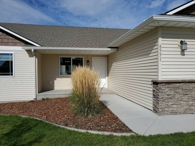 Building Photo - Lovely newer 3 bedroom 2 bath home for ren...