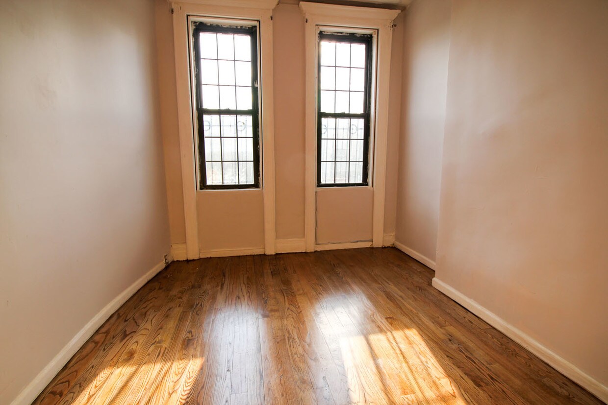 Foto principal - 663 Central Ave