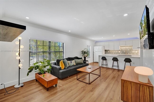 Foto del edificio - 815 NE 28th St