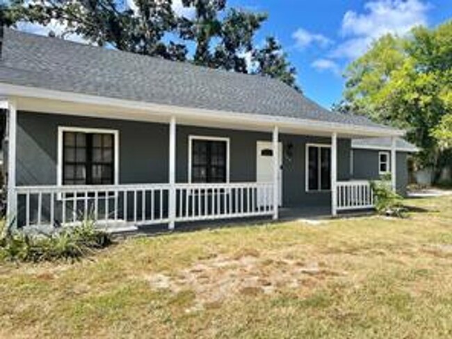 Building Photo - Charming 4 Bedroom / 2 Bath / 2 Car Garage...