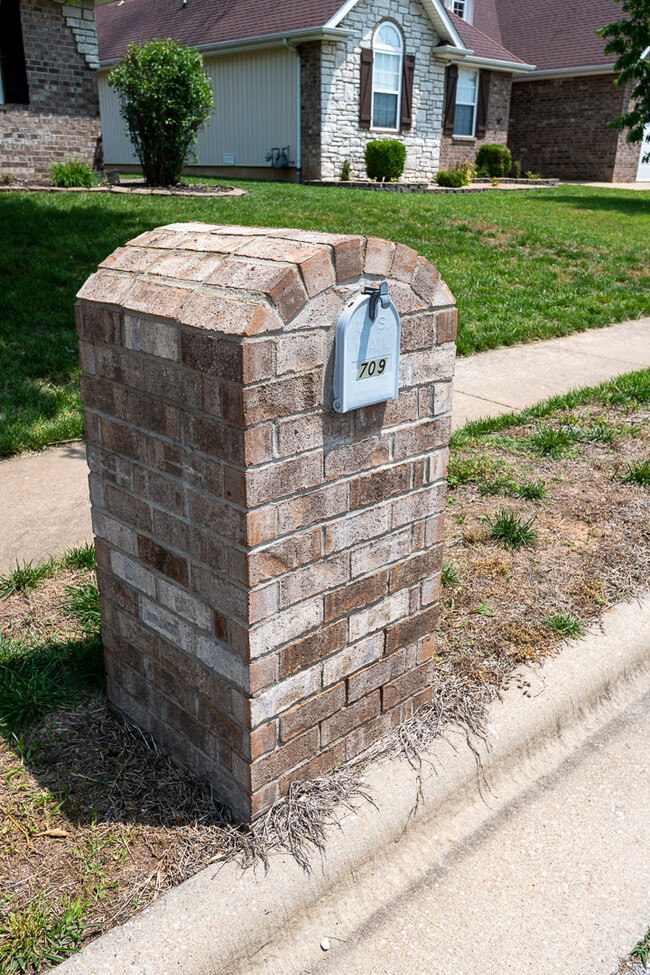 Foto del edificio - 709 E Placer Mill Rd