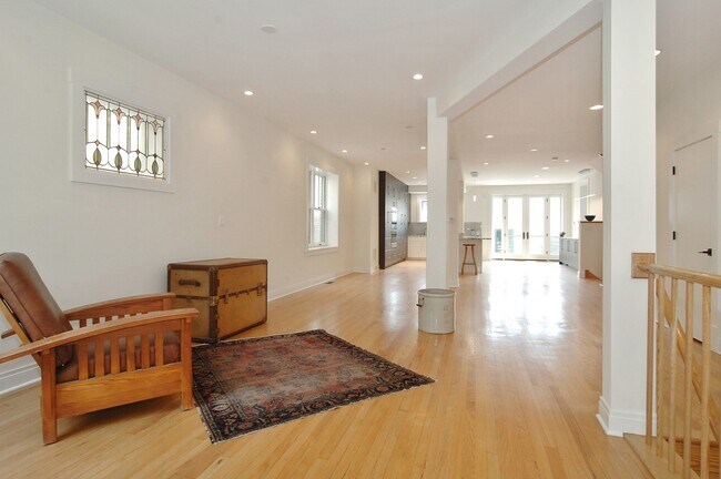 Foto del edificio - 2635 W Leland Ave