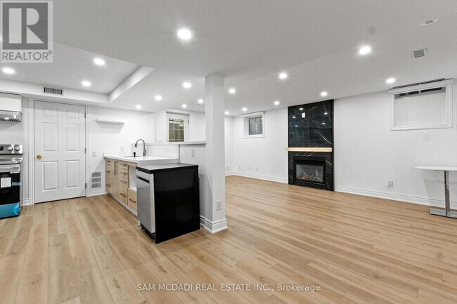 Building Photo - 5436 Edencroft Crescent