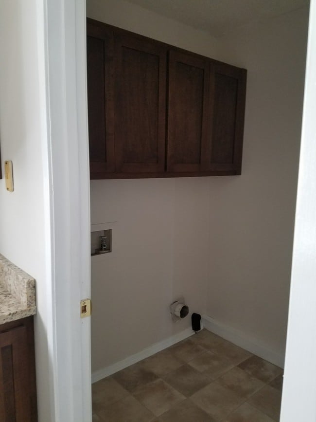 Building Photo - 112 Village Ln