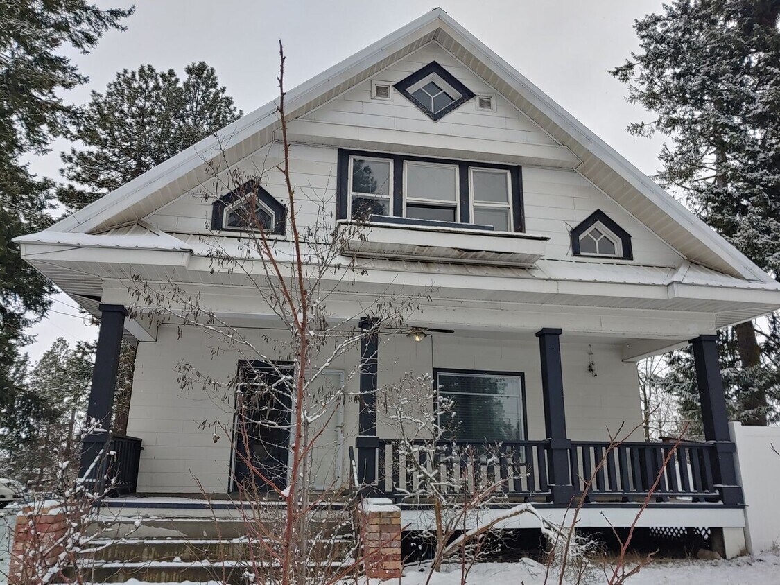 Primary Photo - Large 6/3.5 Bedroom Home in Post Falls