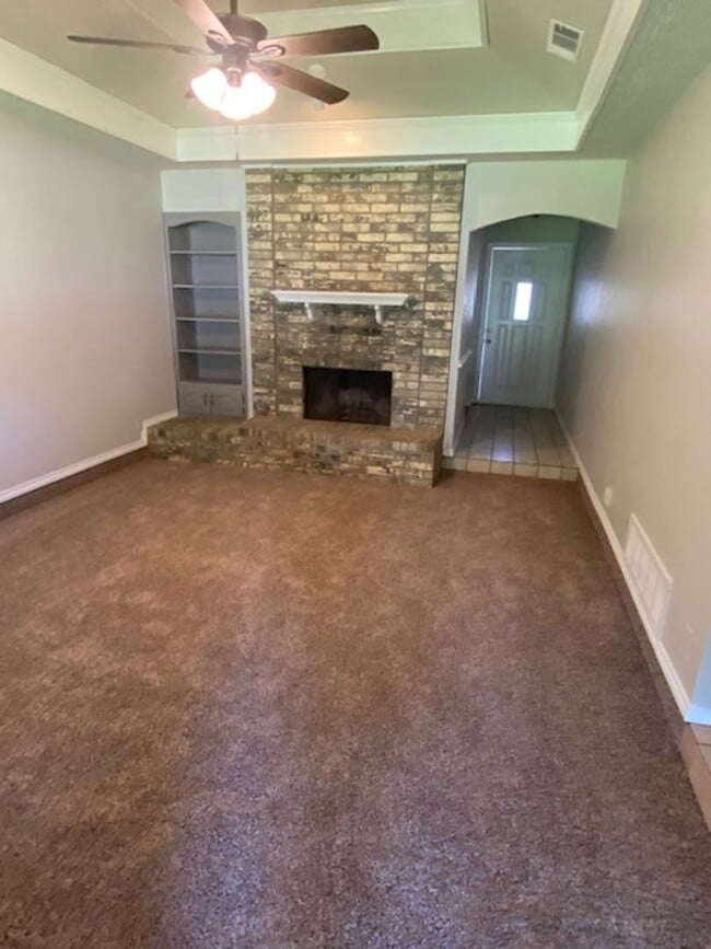 Building Photo - 3 BEDROOM 2 BATHROOM HOUSE IN DENTON