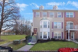Building Photo - 2 Cheverny Ct