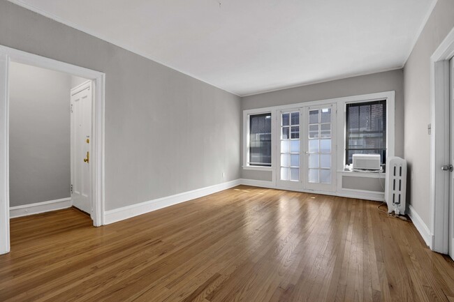 Building Photo - 1239 W Greenleaf Ave