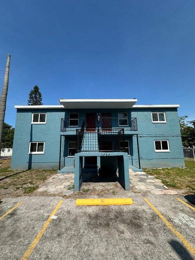 Building Photo - 1757 Russell St S
