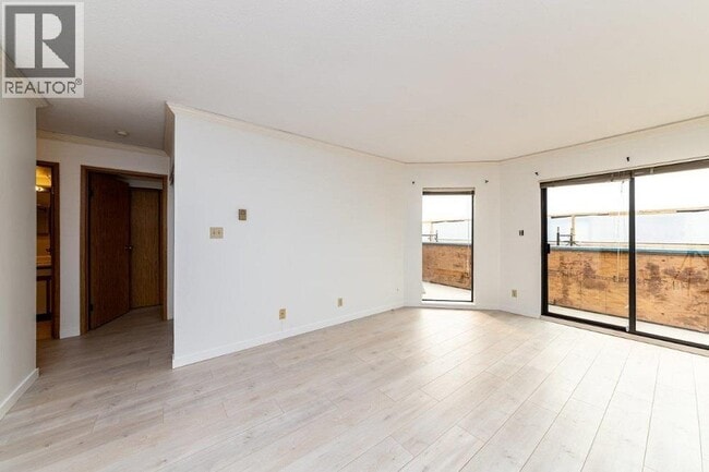 Building Photo - 975 W 13th Ave