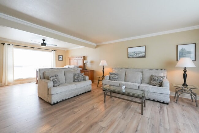 Foto del edificio - Private Room for Rent with Garage Access -...