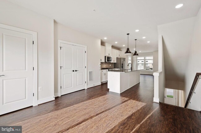 Building Photo - 124 Stowe Dr