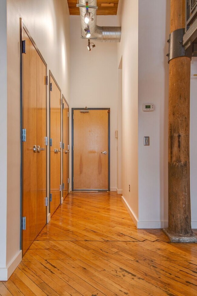 Foto del edificio - Expansive Historic Loft in the Heart of Germantown