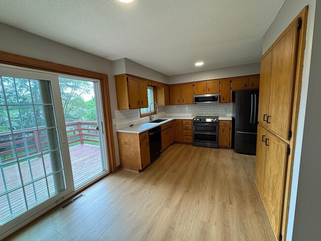 Building Photo - 6990 Redwing Ln