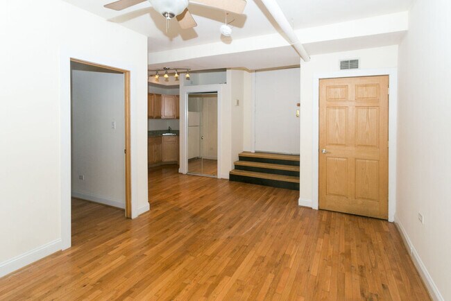 Building Photo - 520 W Surf St